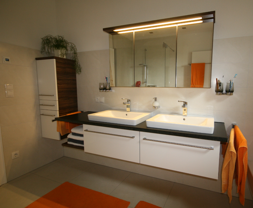 Badezimmereinrichtung weiß hochglanz